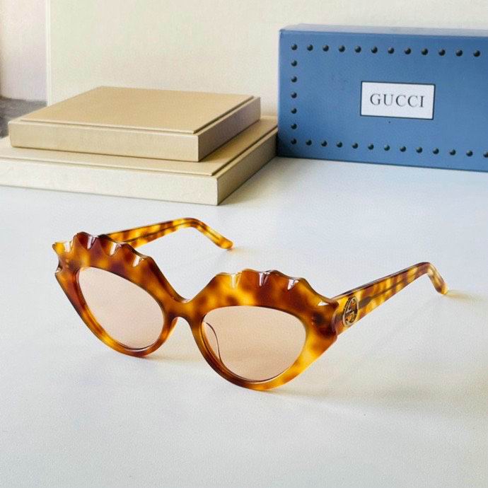 “Pronounced”-GG sunglasses